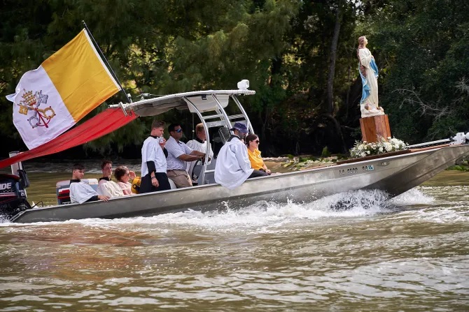 ĐOÀN RƯỚC THÁNH THỂ “ĐỘC NHẤT VÔ NHỊ” SẼ KHỞI HÀNH TRÊN SÔNG MISSISSIPPI
------------------
Nhà thuyền, tàu kéo và tàu hơi