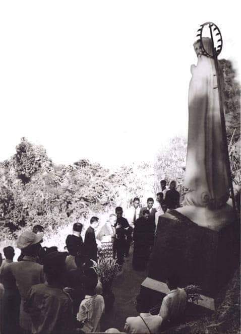 Ảnh cũ: Đức Cha Raymond Marcel Piquet làm phép tượng Đức Mẹ Tà pao, 8/12/1959.