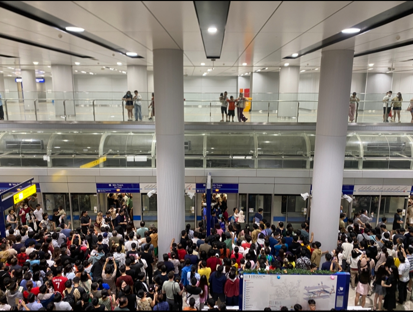 Dòng người chen chúc xếp hàng đi thử tuyến metro Bến Thành - Suối Tiên