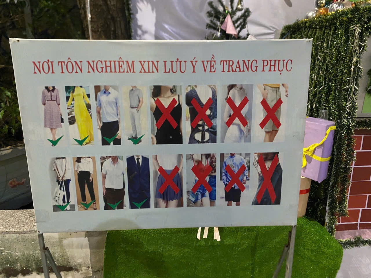 Bảng lưu ý trang phục khi đến nhà thờ