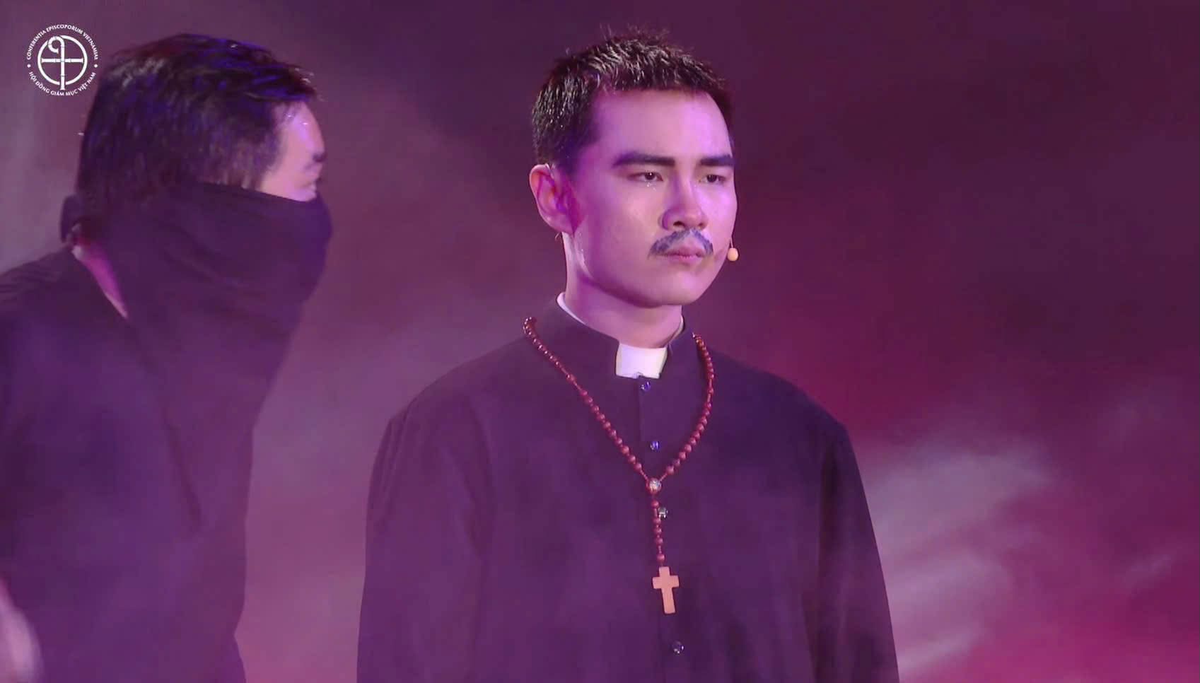 “Ông là ông cha đạo, không lo việc kinh lễ mà lo chuyện đất đai hả?” 

“Đạo tôi không chỉ
