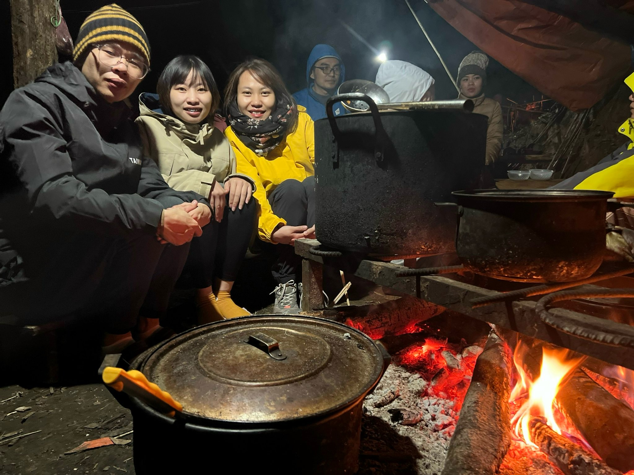 Bên bếp lửa trên núi