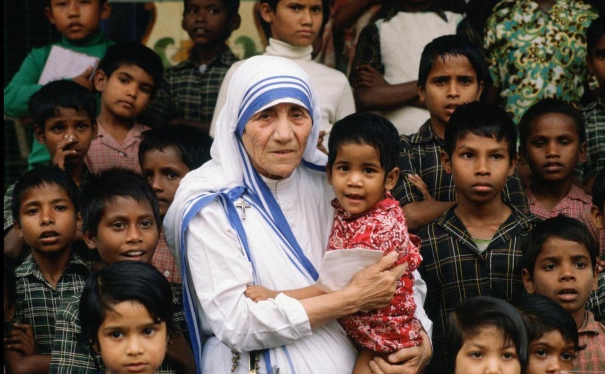 Mẹ teresa với trẻ em nghèo_phailamgi.jpg
