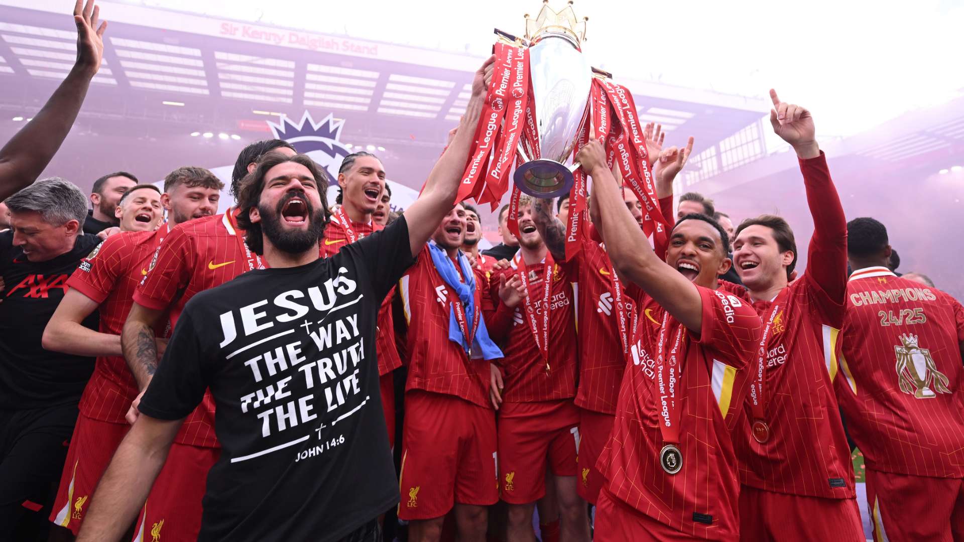Thủ môn Alisson Becker mặc áo có dòng chữ
Jesus – The Way, The Truth, The Life. (Chúa Giêsu – là