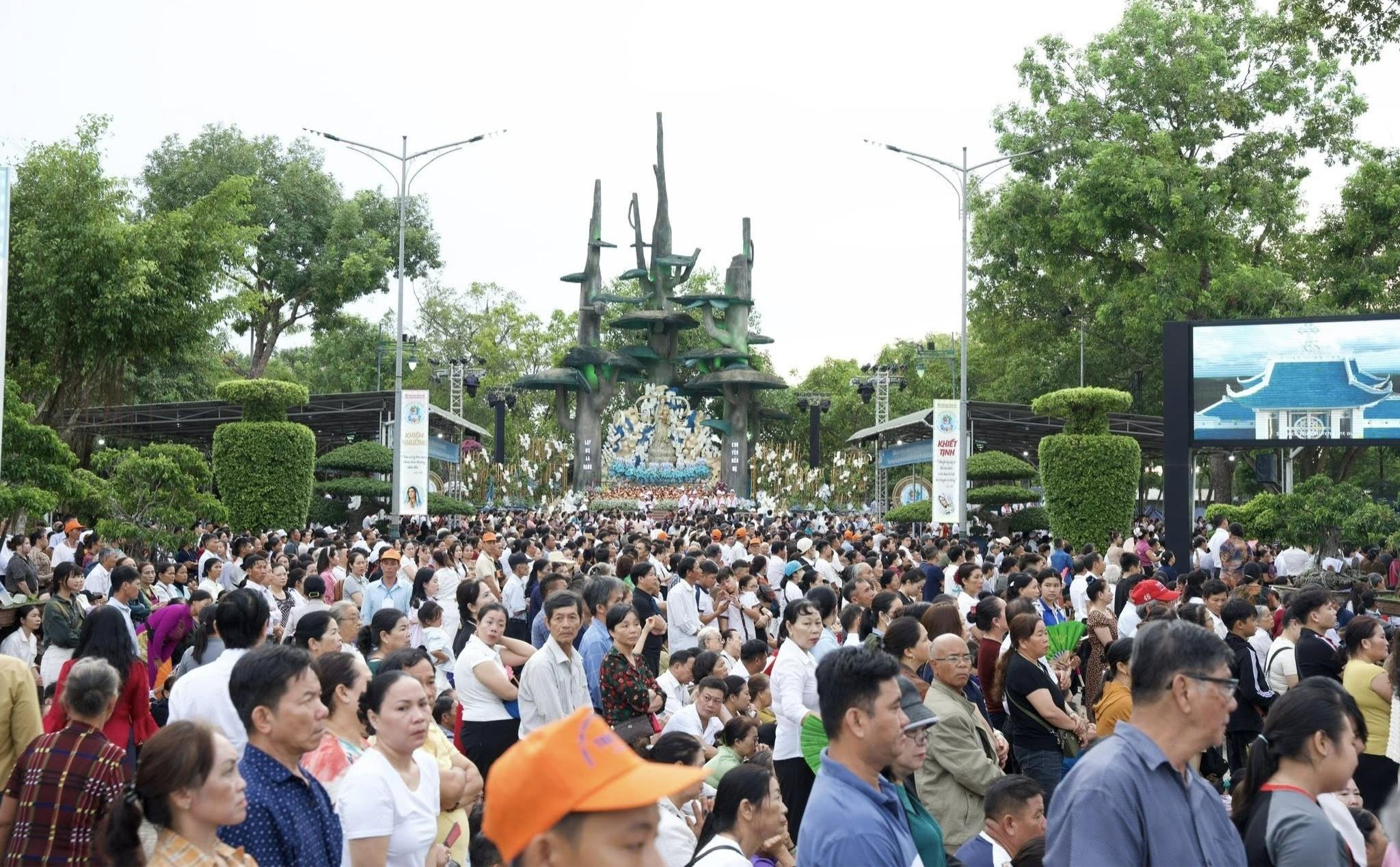 phailamgi_Ảo ảnh niềm tin_cv1.jpg
