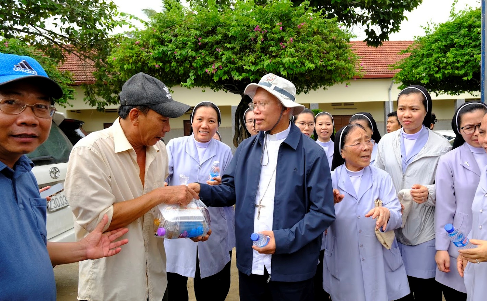 phailamgi_Các vị chủ chăn ân cần thăm hỏi bà con vùng lũ miền trung_cv.JPG