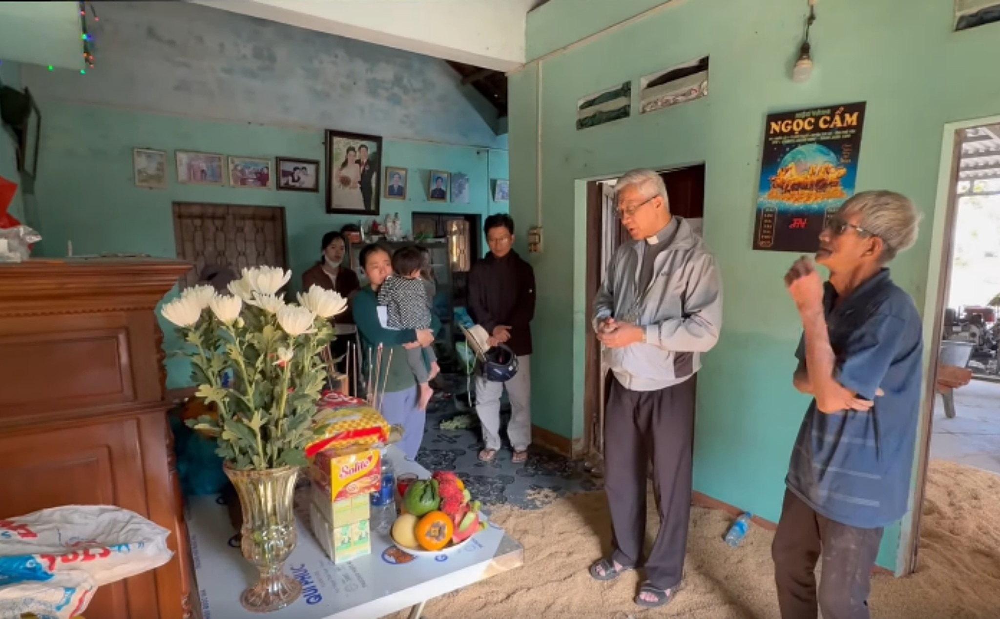 phailamgi_Các vị chủ chăn ân cần thăm hỏi bà con vùng lũ miền trung_cv3.jpg