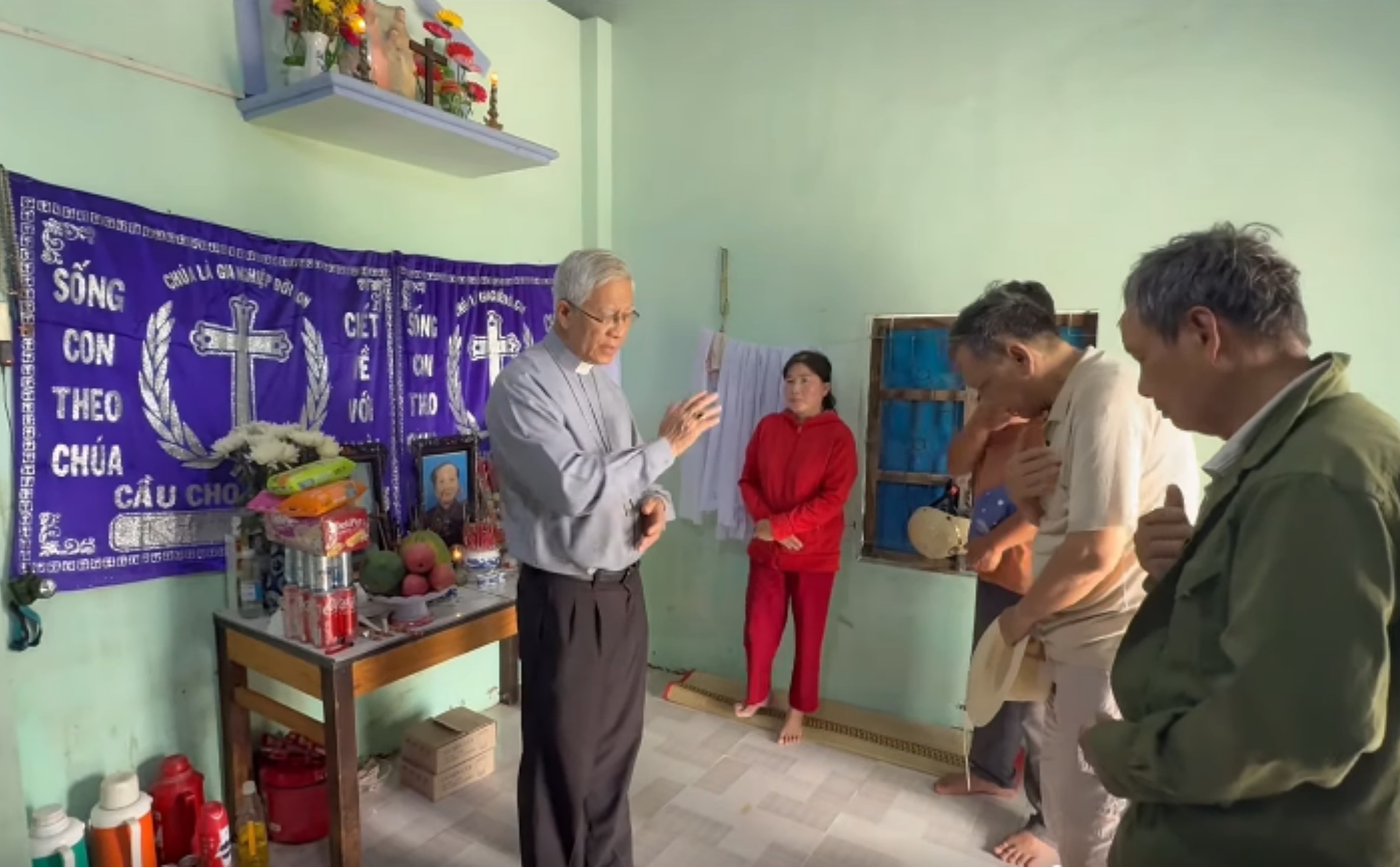 phailamgi_Các vị chủ chăn ân cần thăm hỏi bà con vùng lũ miền trung_cv4.jpg