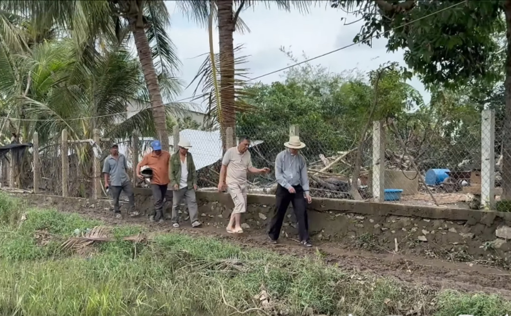 phailamgi_Các vị chủ chăn ân cần thăm hỏi bà con vùng lũ miền trung_cv5.jpg