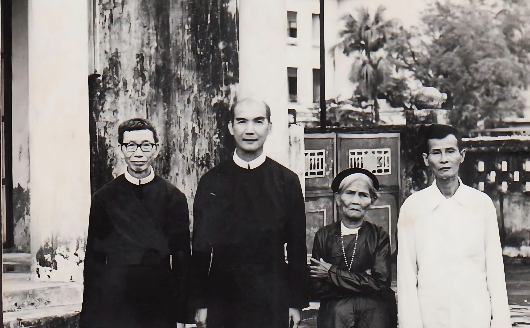phailamgi_Cha Giuse Vũ Ngọc Bích Ngọn đền chầu bên bàn thờ Đức Mẹ Hằng Cứu Giúp Thái Hà_2.jpg