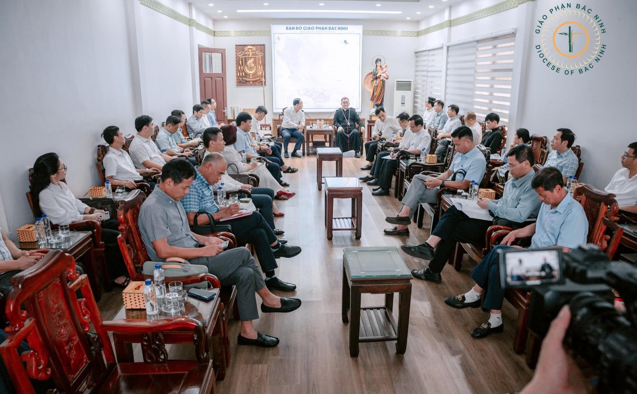 phailamgi_Chính quyền Tỉnh Bắc Ninh gặp Tòa Giám mục Bắc Ninh để tháo gỡ những khó khăn của ng...jpg
