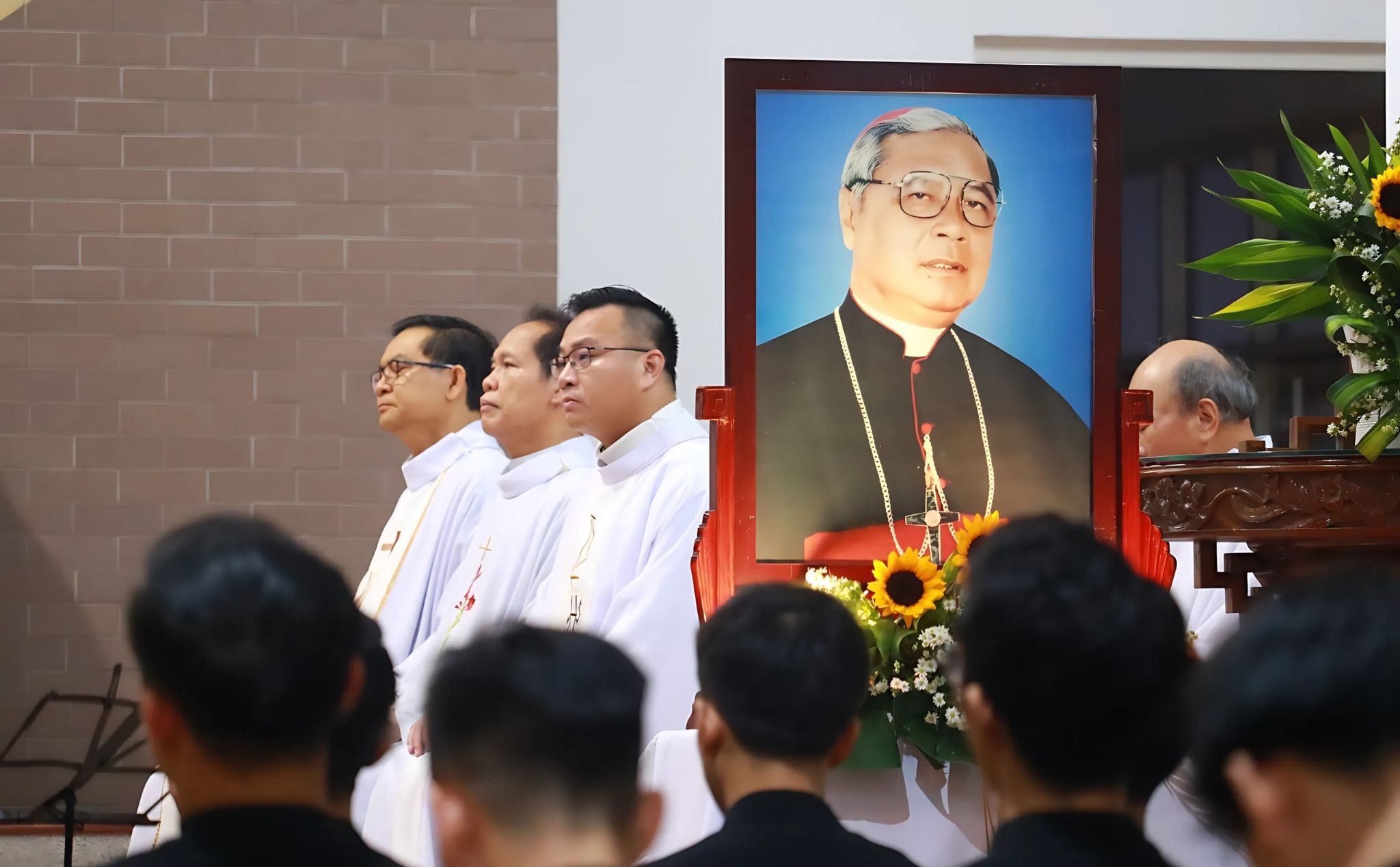 phailamgi_Cố Giám mục Phê rô Nguyễn Văn Nho Người cha trong trái tim ngàn người con_cv1.jpg