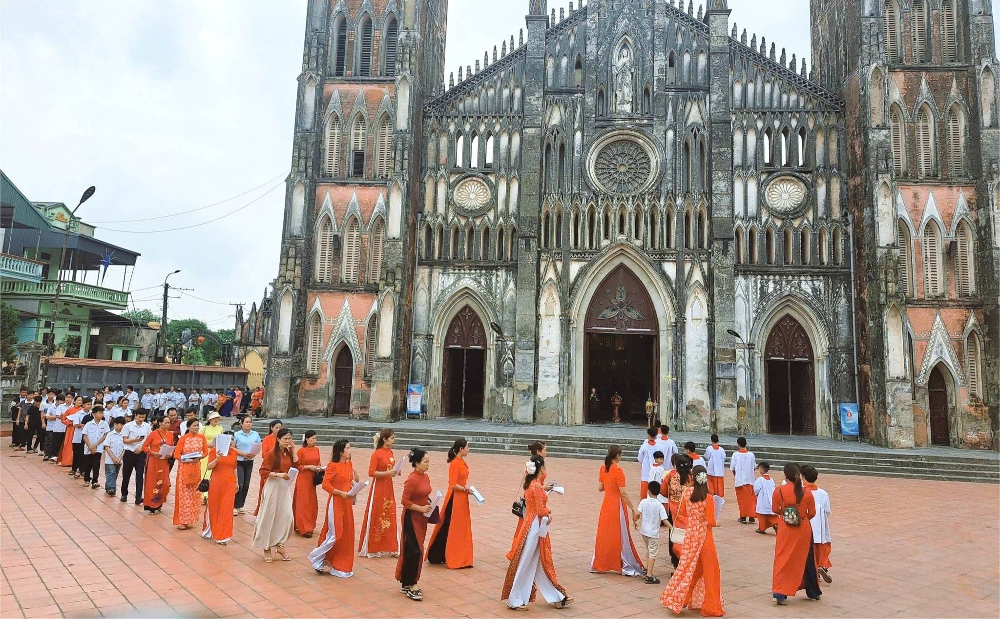 phailamgi_Đền Thánh có gì khác biệt với nhà thờ _cv1.jpg