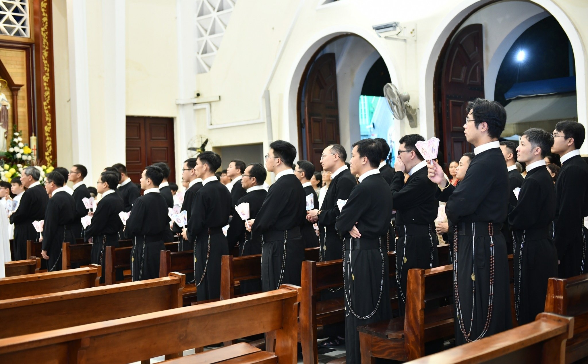 phailamgi_Dòng tu giáo phận và dòng tu giáo hoàng khác nhau thế nào_1.jpg