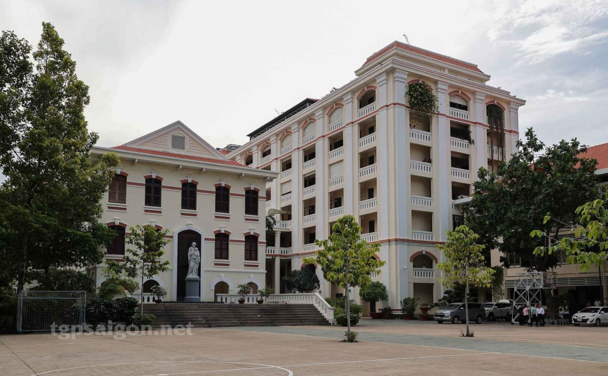 phailamgi_Đức Giám mục Phêrô Nguyễn Khảm Tốt nghiệp không phải là kết thúc, mà là khởi đầu của...jpg