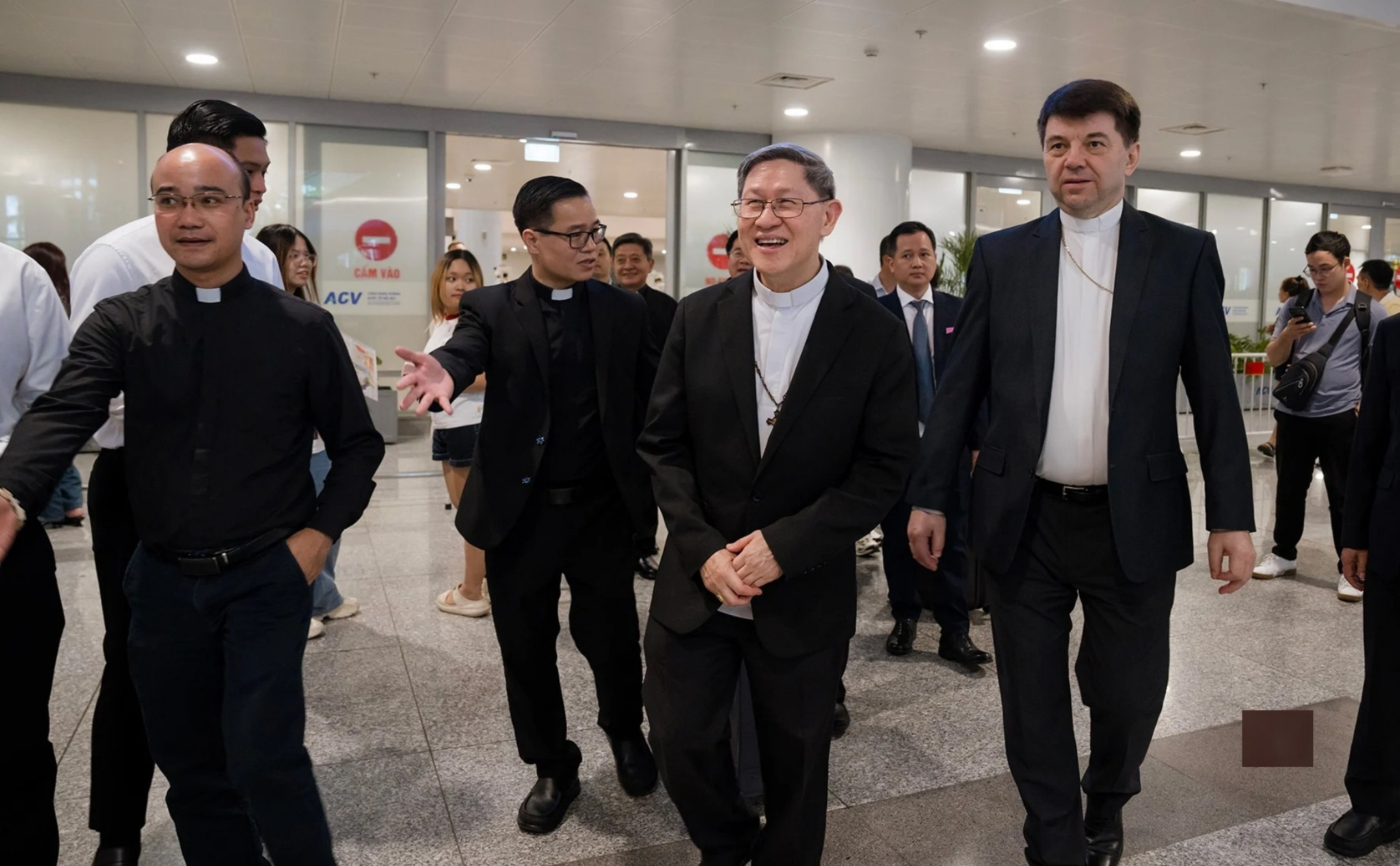 phailamgi_Đức Hồng y Luis Antonio G. Tagle, Đặc sứ của Đức Thánh cha đã tới Việt Nam_cv2.jpg