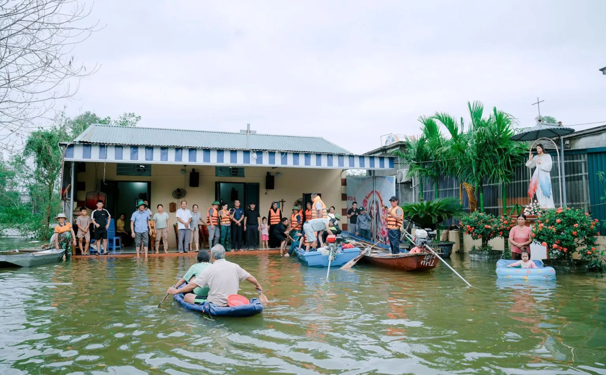 phailamgi_Đức TGM Giuse Vũ Văn Thiên thăm hỏi và giúp đỡ người dân vùng lũ_1.jpg