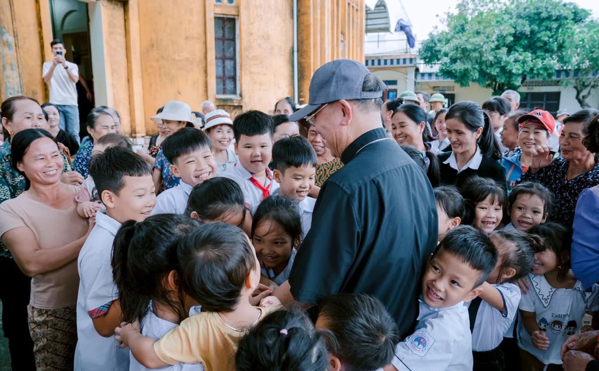 phailamgi_Đức TGM Giuse Vũ Văn Thiên thăm hỏi và giúp đỡ người dân vùng lũ_cv1.jpg