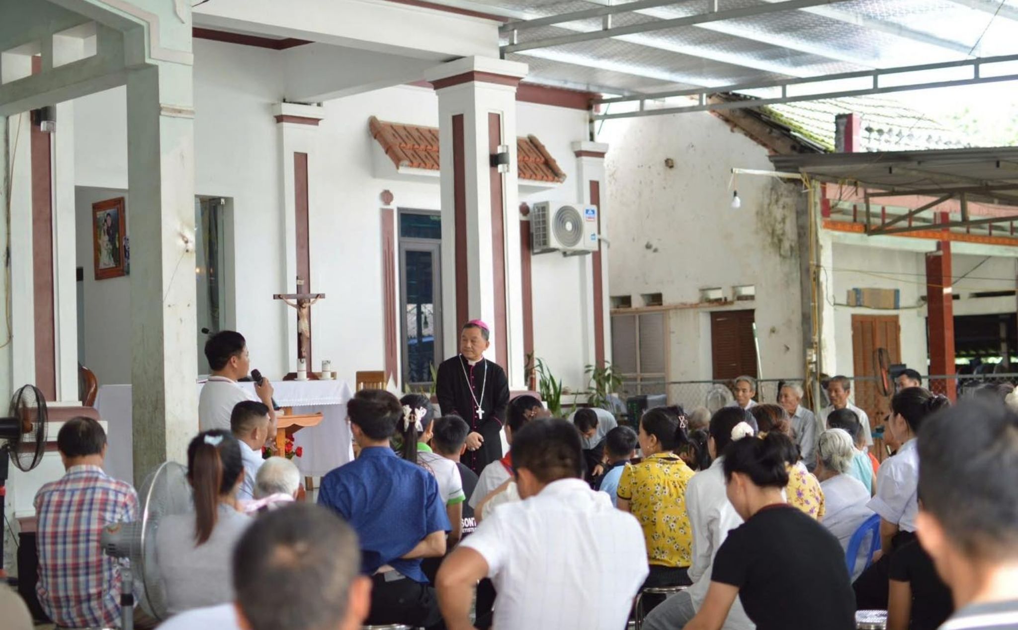 phailamgi_Giám mục Bắc Ninh thăm Giáo điểm Thuận Phong sau sự cố bị cắt điện khi dâng lễ_cv1.jpg