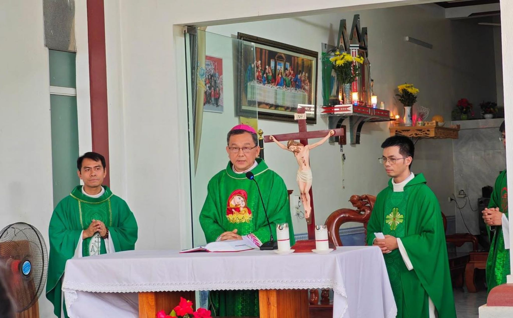 phailamgi_Giám mục Bắc Ninh thăm Giáo điểm Thuận Phong sau sự cố bị cắt điện khi dâng lễ_cv1.jpg