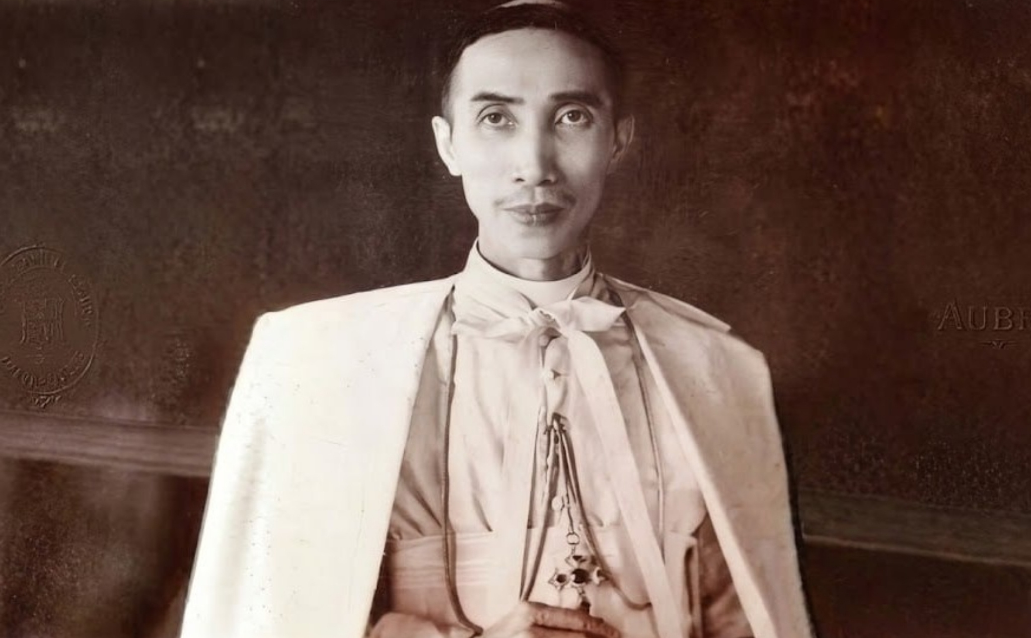 phailamgi_Giám mục Tađêô Lê Hữu Từ bước chân thừa sai làm mềm sỏi đá_cv1.jpg