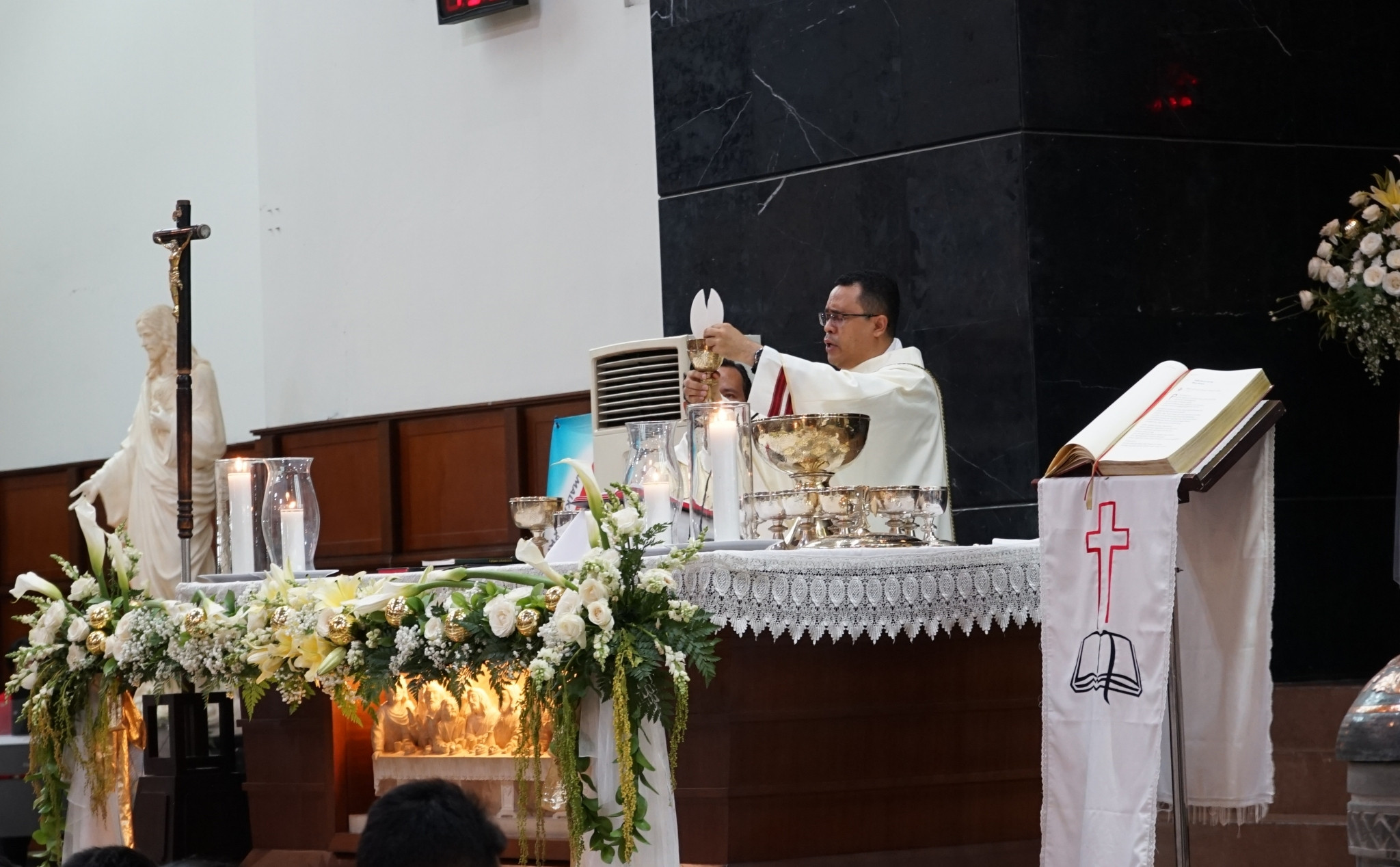 phailamgi_Giáo luật nói gì về những việc được làm và bị cấm trên gian cung thánh_1.jpg