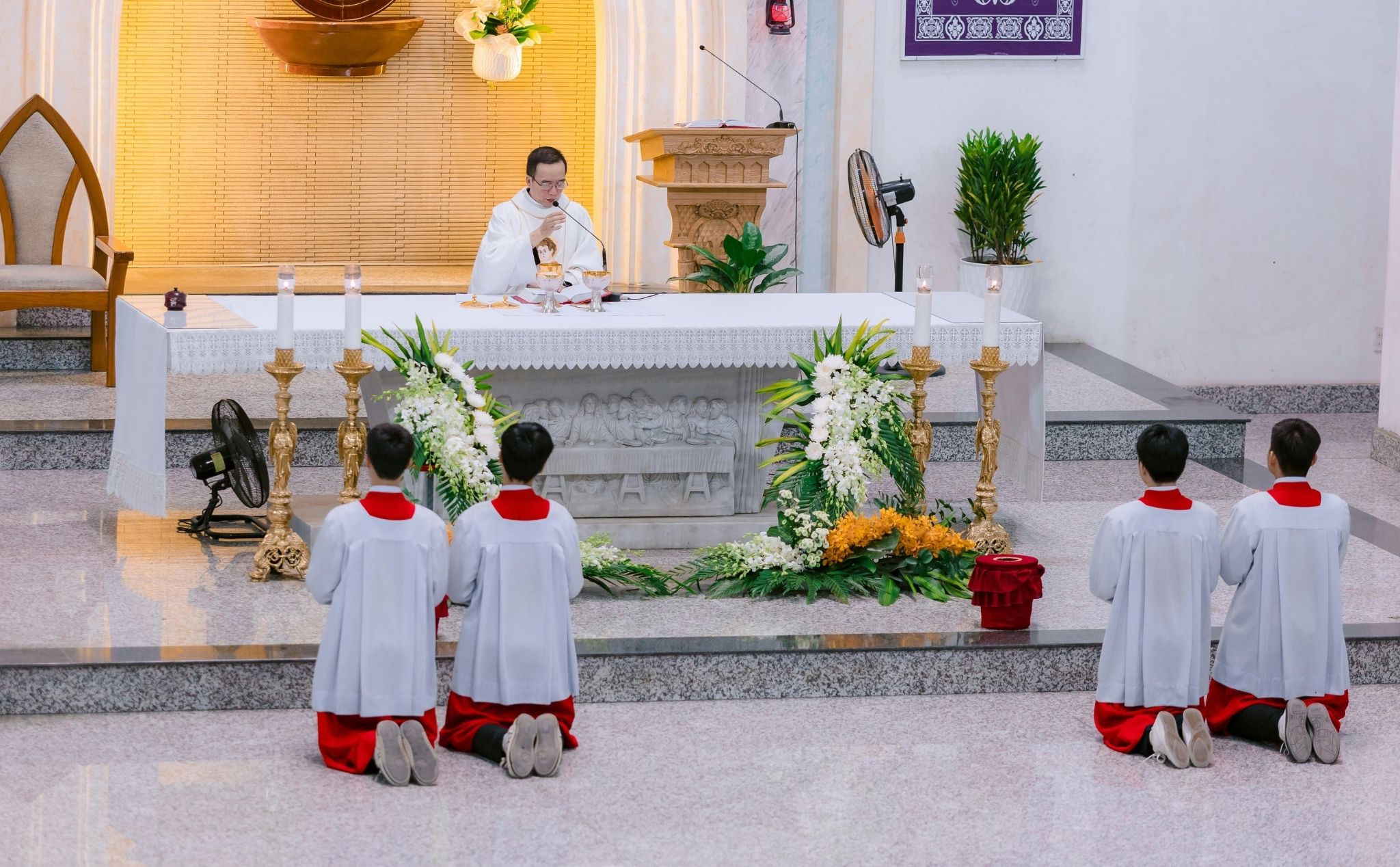 phailamgi_Giáo luật nói gì về những việc được làm và bị cấm trên gian cung thánh_cv1.jpg