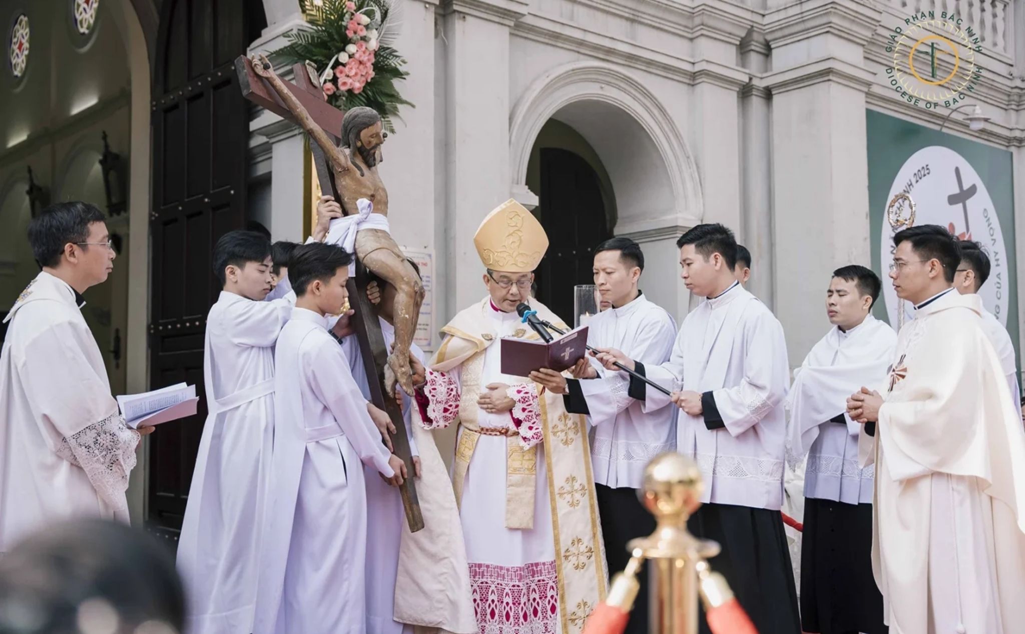 phailamgi_Giáo phận Bắc Ninh Rước cây thánh giá lịch sử về nhà thờ Chính Tòa khai mạc Năm thán...jpg