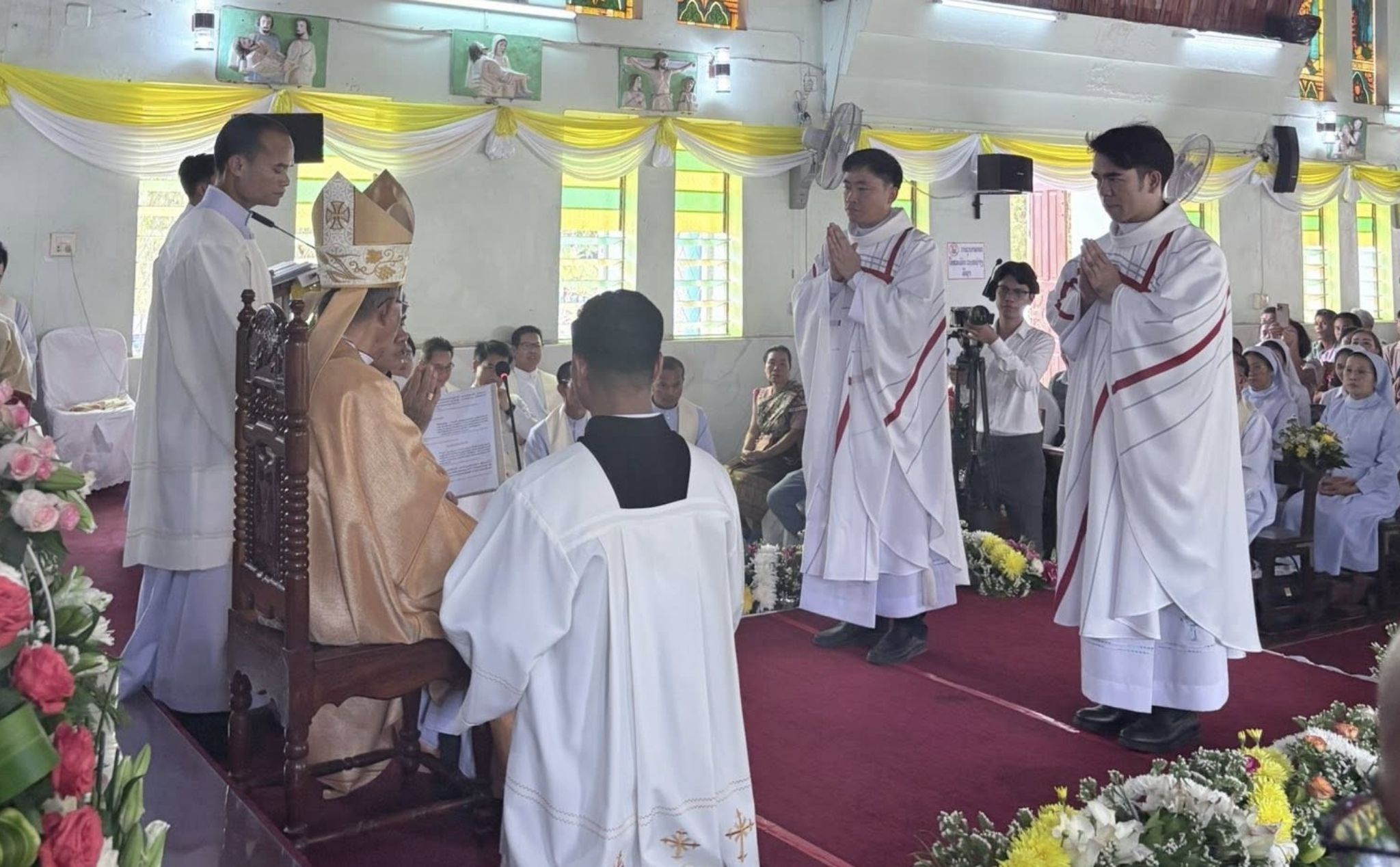 phailamgi_Hai tân linh mục Dòng Chúa Cứu Thế đầu tiên người Lào vừa được thụ phong_cv2.jpg
