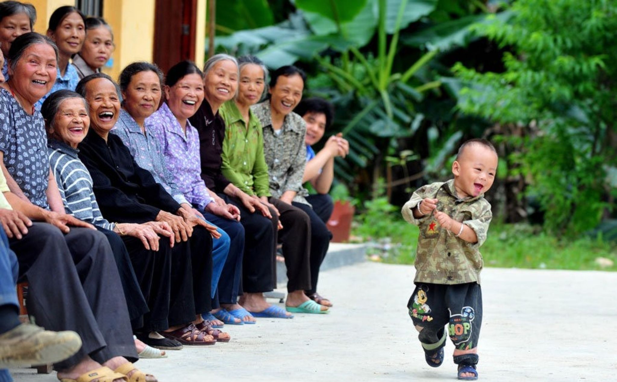 phailamgi_Hết tết, cha mẹ đi làm, bà trông cháu_1.jpg