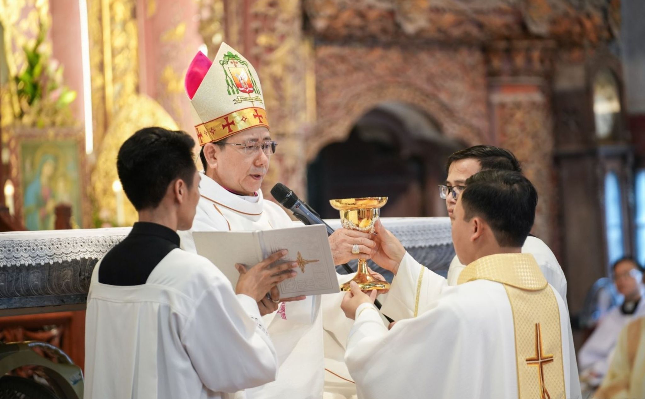 phailamgi_Hiểu về chức tư tế thừa tác để không “giáo sĩ hoá” giáo dân và “tục hoá” hàng giáo s...jpg