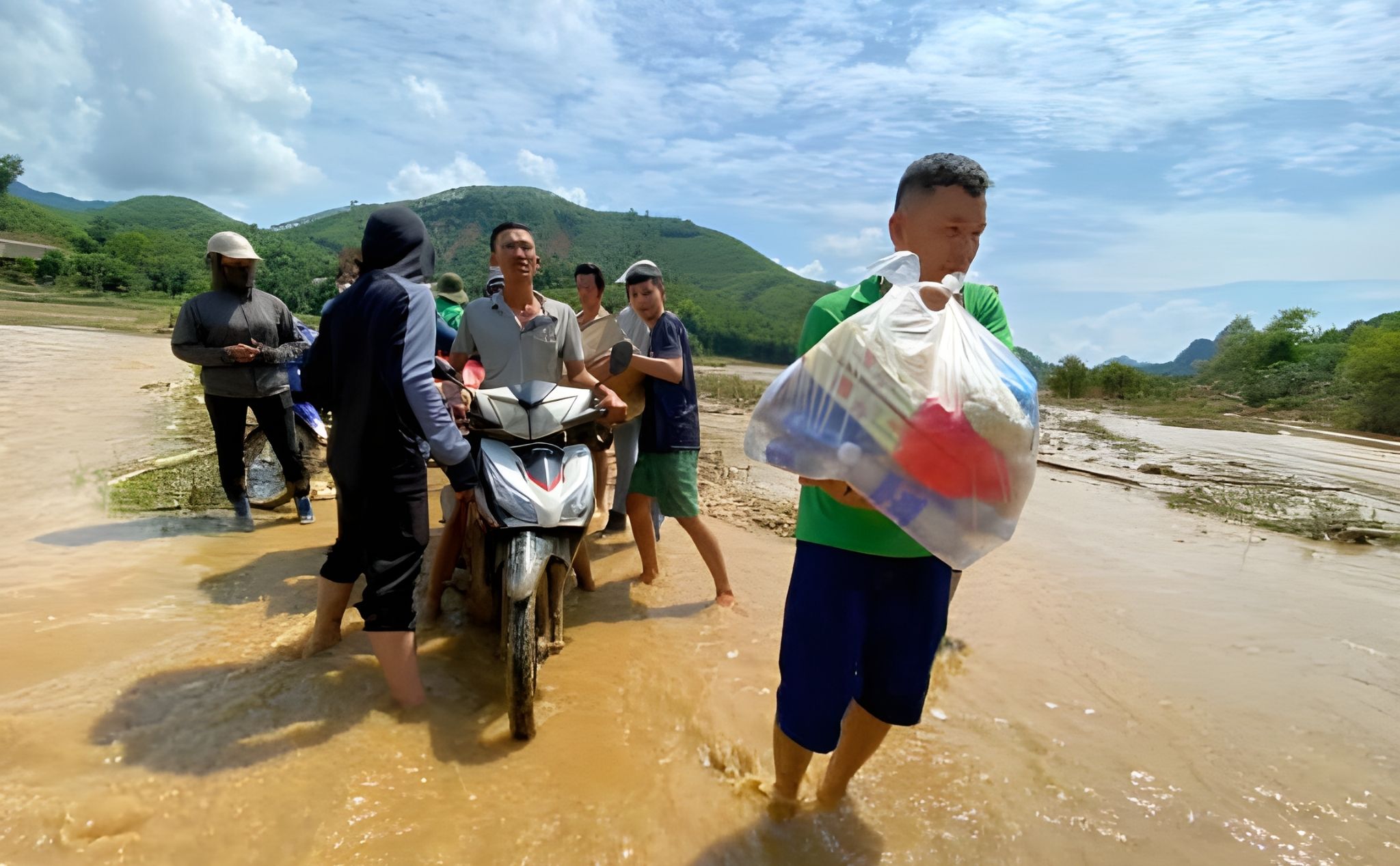 phailamgi_Không chỉ “cho”, mà là “với người nghèo”_cv1.jpg
