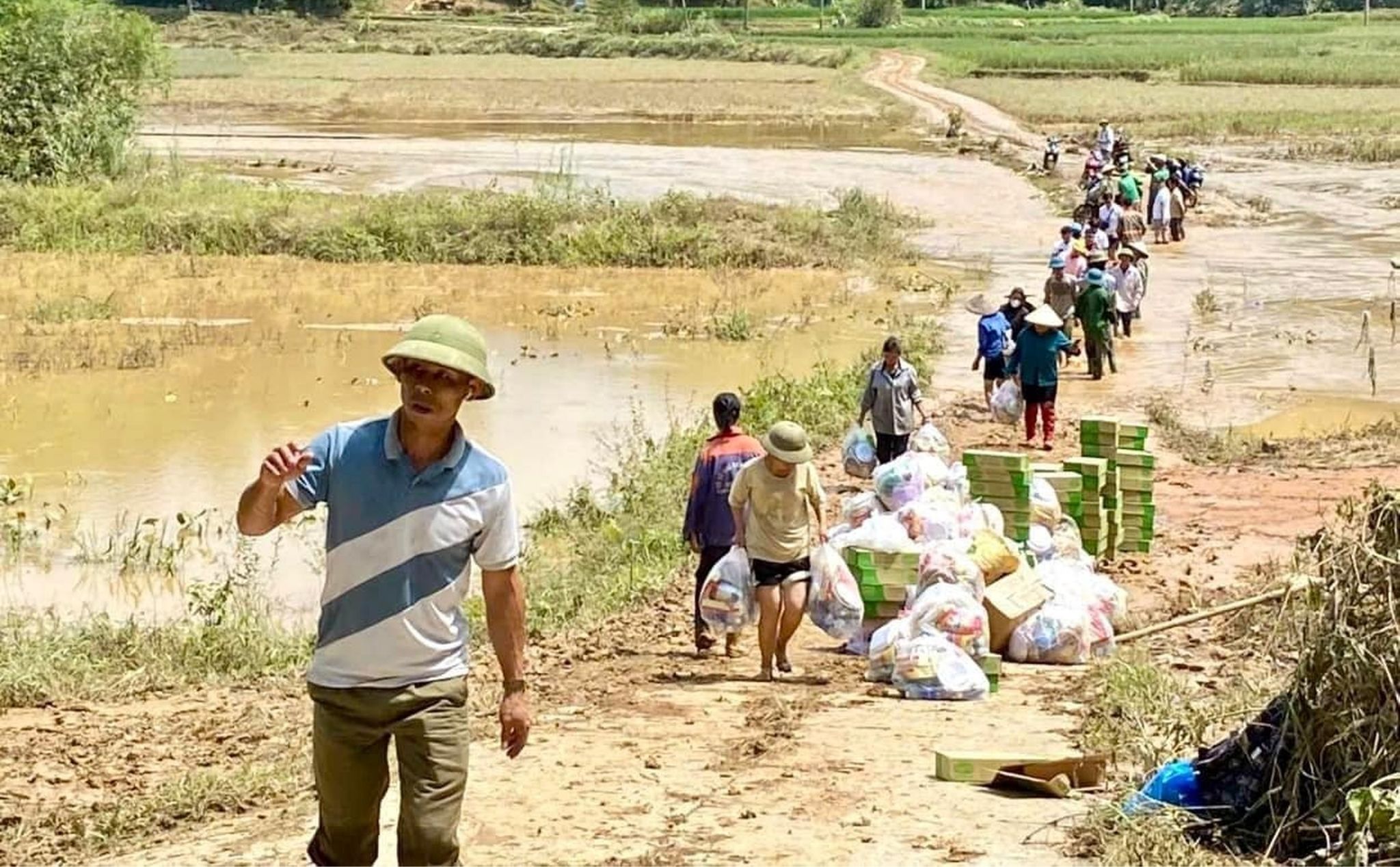 phailamgi_Không chỉ “cho”, mà là “với người nghèo”_cv2.jpg