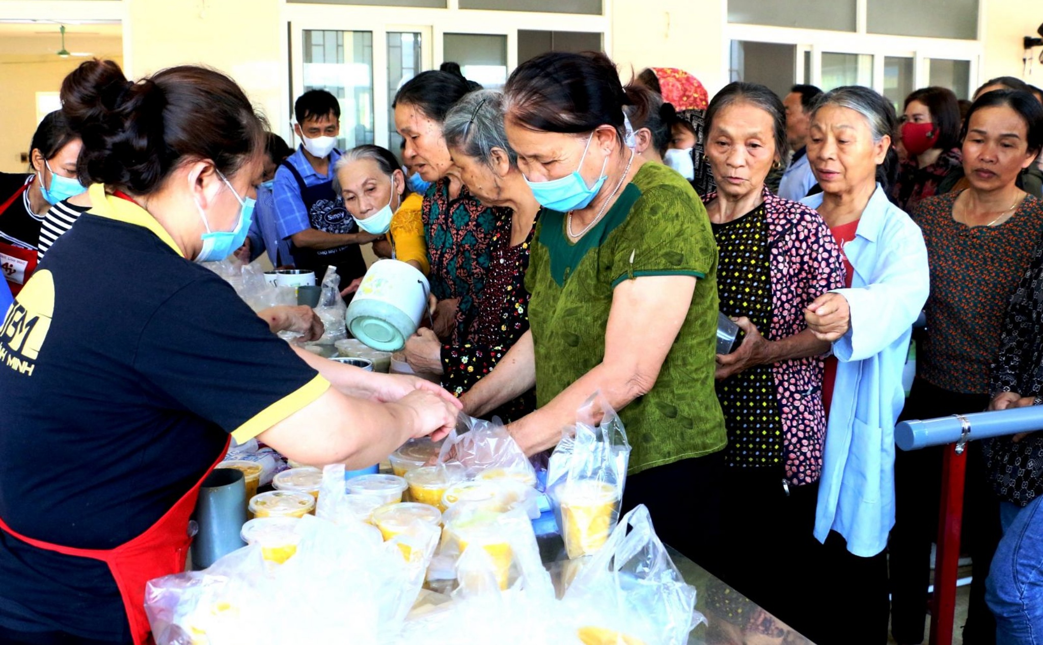 Phailamgi_Làm sao để việc từ thiện tôn trọng phẩm giá người nhận_cv1.jpg