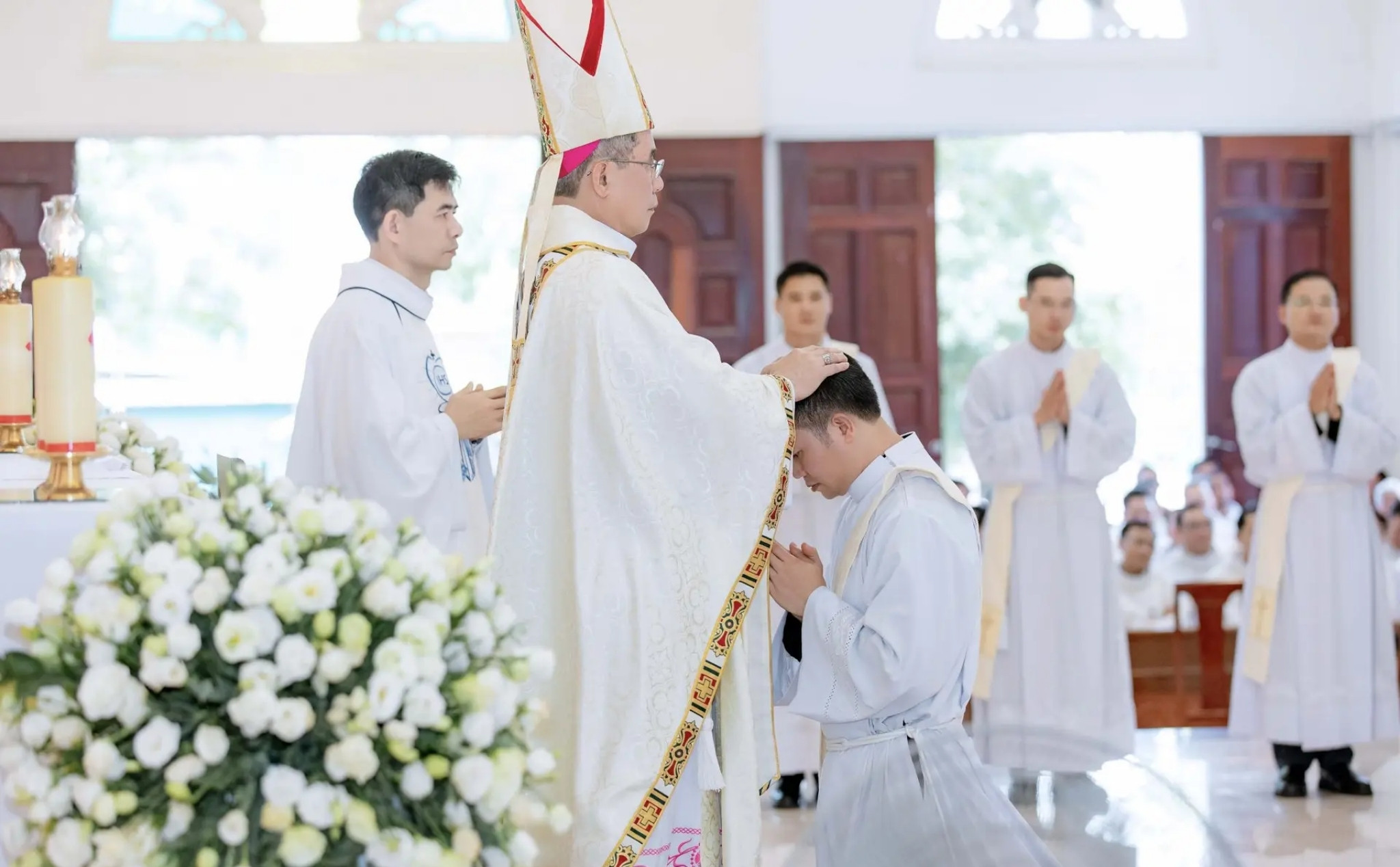 phailamgi_Linh mục của Thiên Chúa và Linh mục của Giáo hội Hai chiều kích của thừa tác vụ Linh...jpg