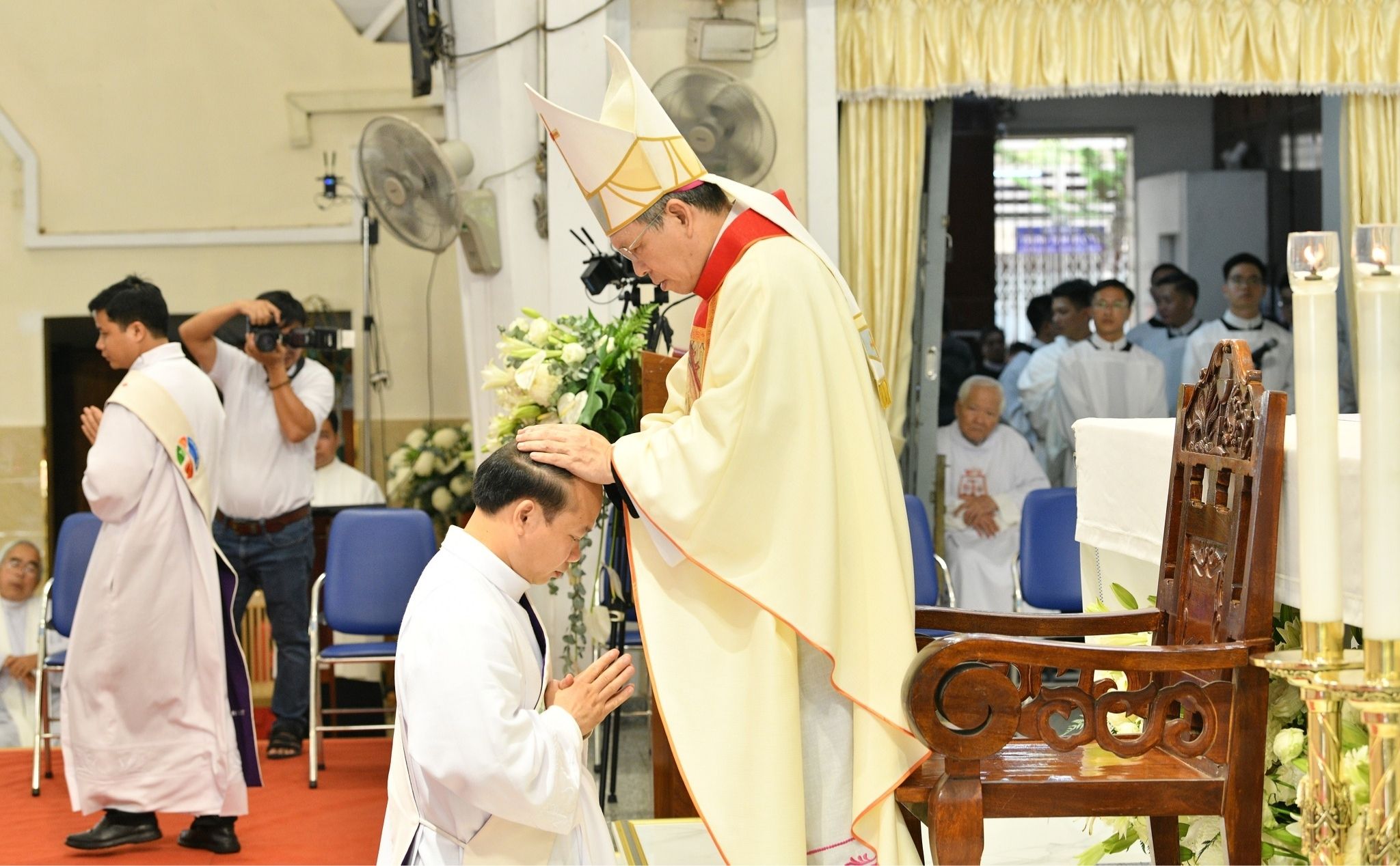 phailamgi_Lý do chúng ta nên cầu nguyện cho các linh mục_cv2.jpg