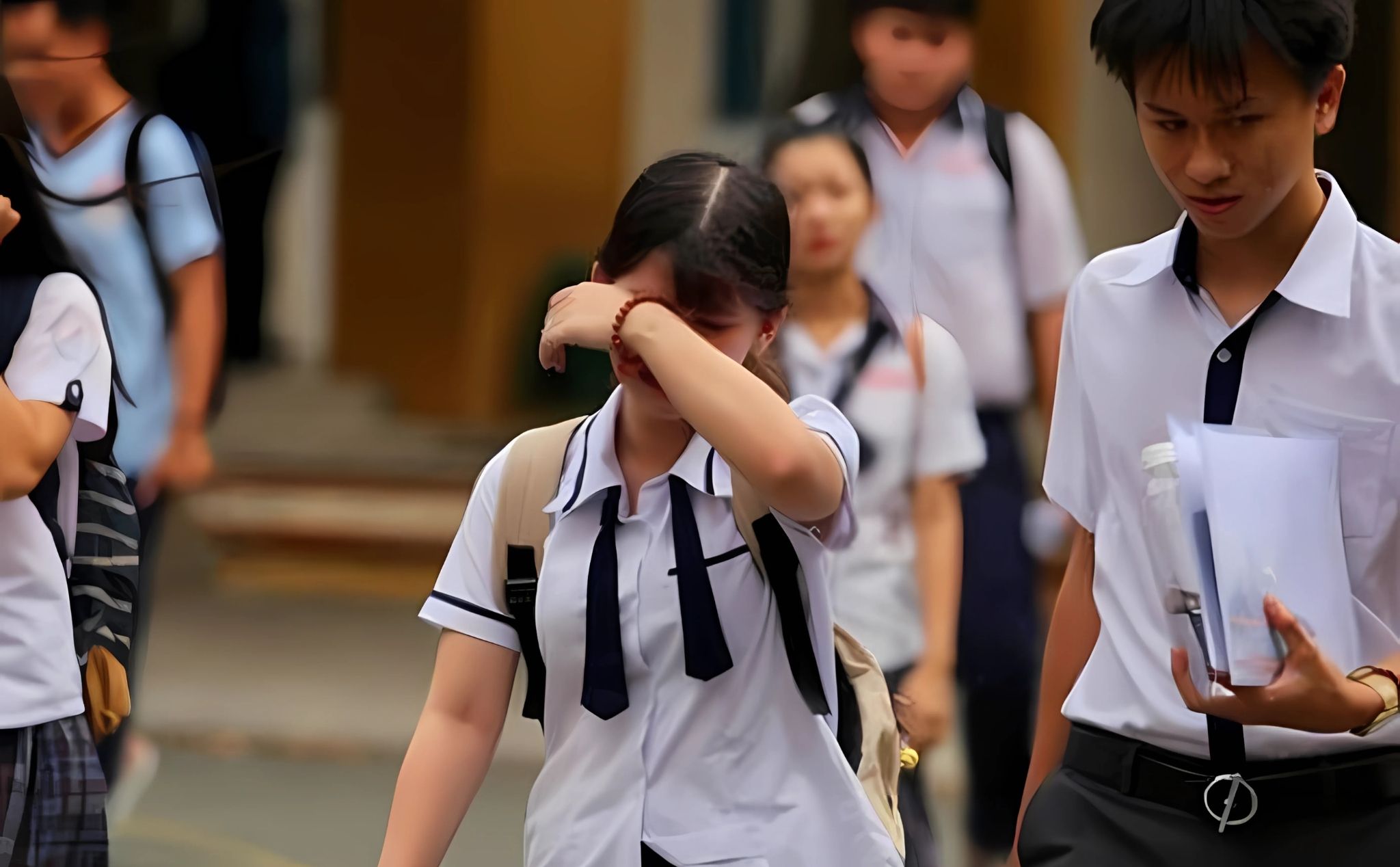 phailamgi_Mẹ dạy con Chuyện lạ của nền giáo dục Việt Nam chạy theo thành tích._cv1.jpg