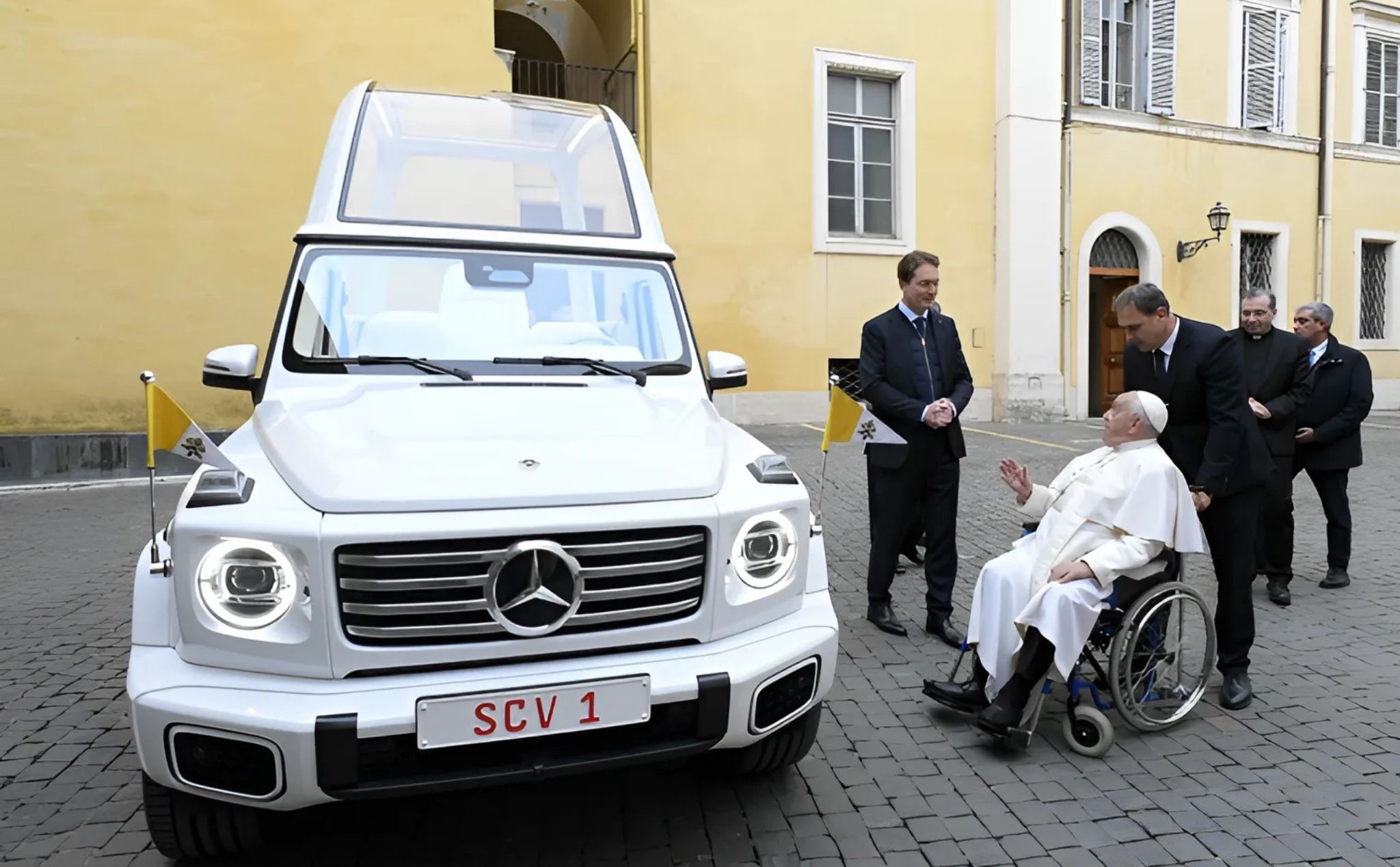 phailamgi_Mercedes-Benz tặng Đức Giáo hoàng Francis chiếc xe G-Wagon 'Popemobile' được cải tiế...jpg