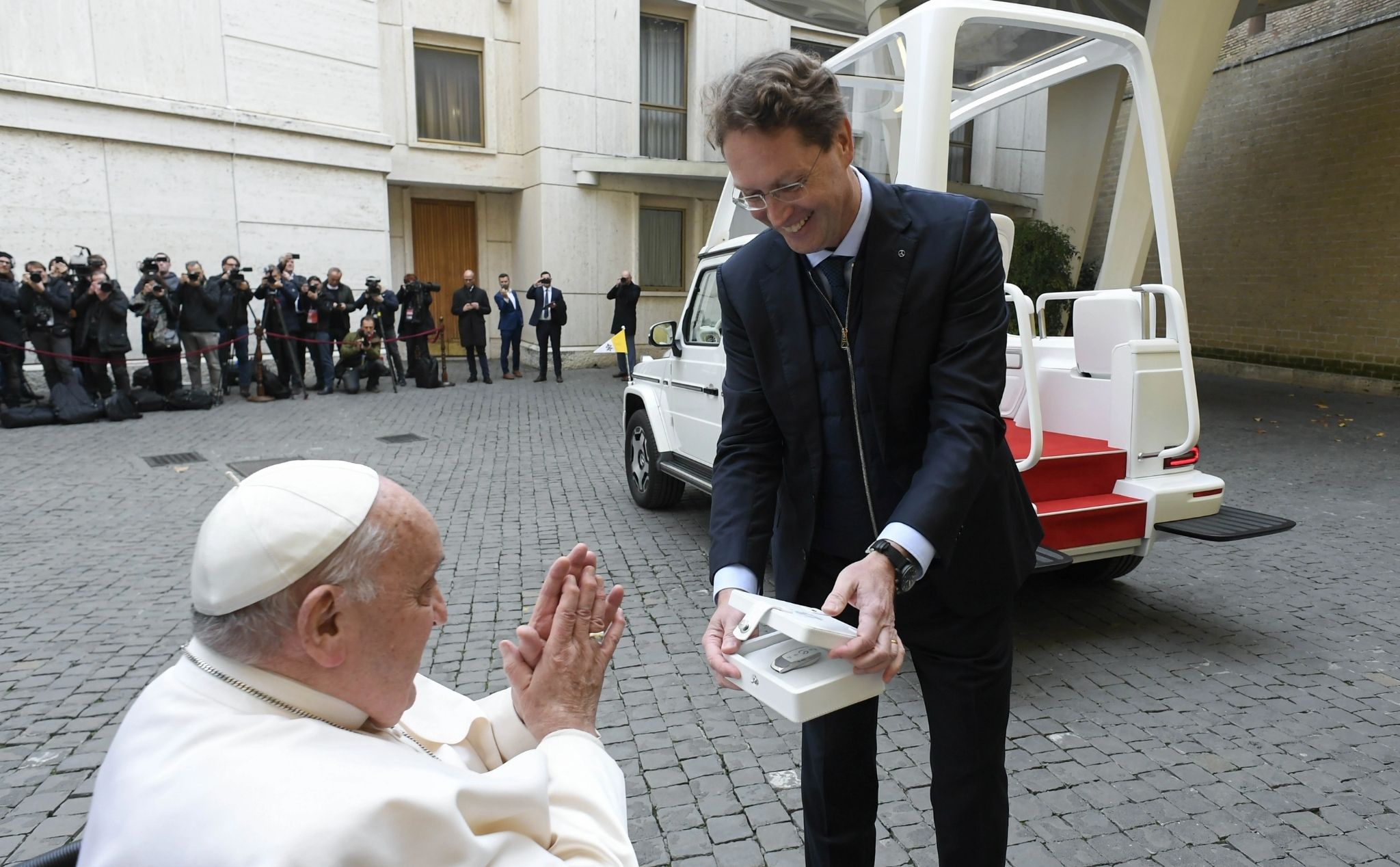 phailamgi_Mercedes-Benz tặng Đức Giáo hoàng Francis chiếc xe G-Wagon 'Popemobile' được cải tiế...jpg