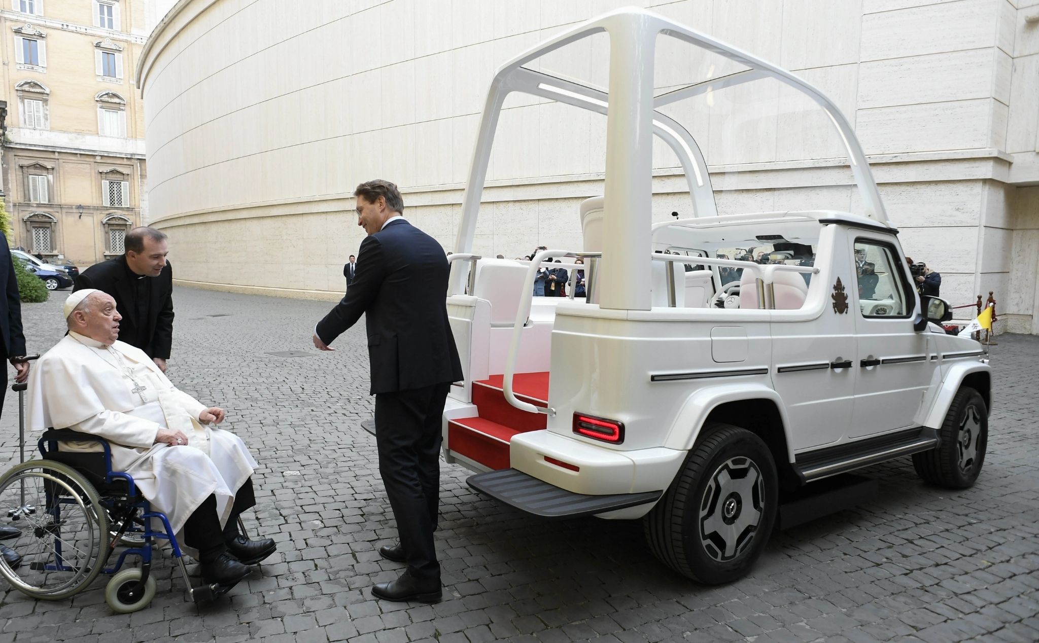 phailamgi_Mercedes-Benz tặng Đức Giáo hoàng Francis chiếc xe G-Wagon 'Popemobile' được cải tiế...jpg