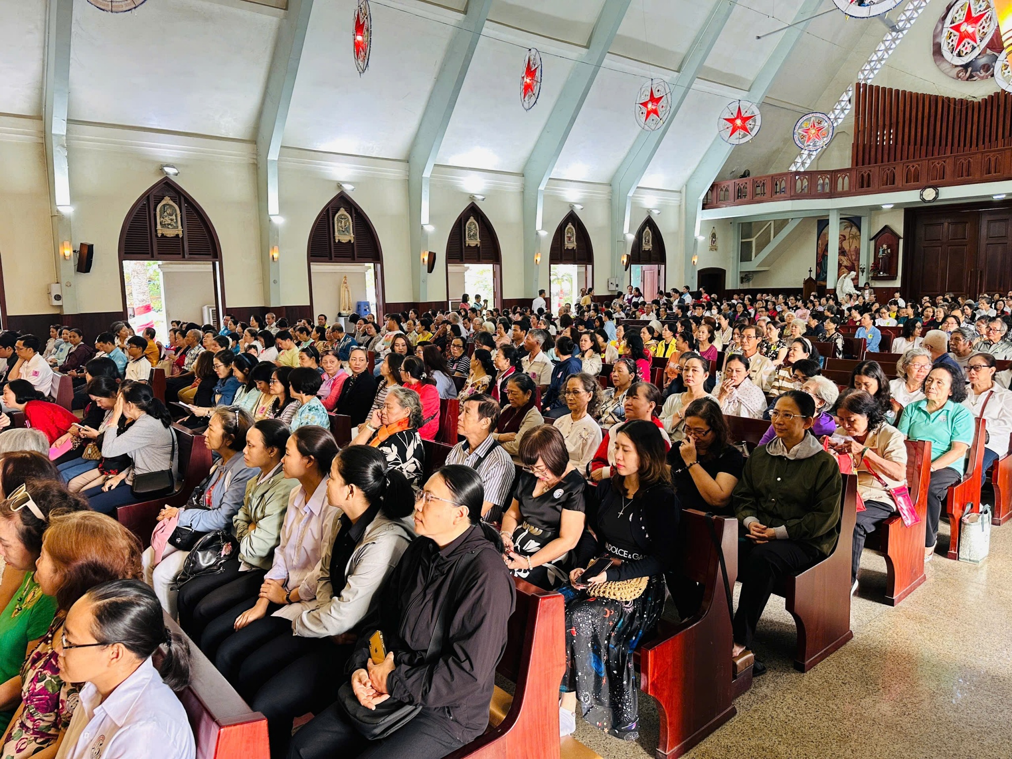 phailamgi_Một chuyến hành hương hơn 500 người và bài học về Đức Cậy_cv.jpg