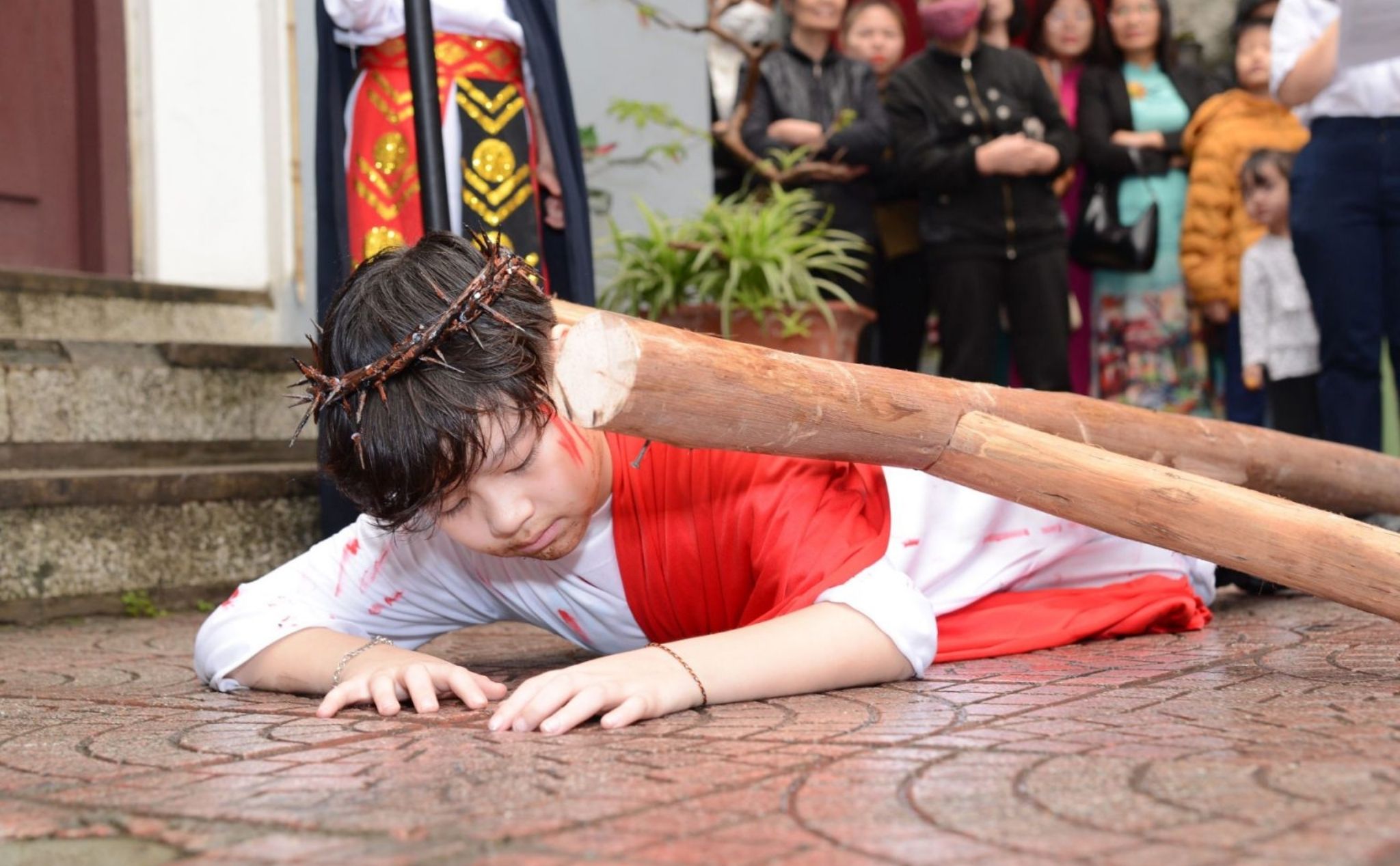 phailamgi_Mùa chay Nhìn lên Đấng bị đêm thâu để nhìn xuống những vết thương giáng xuống trên n...jpg