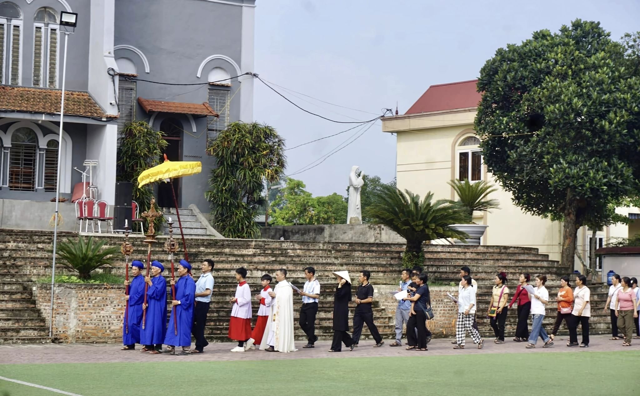 phailamgi_Năm Thánh Gia đinh bạn đã cùng nhau Hành hương chưa_cv1.jpg