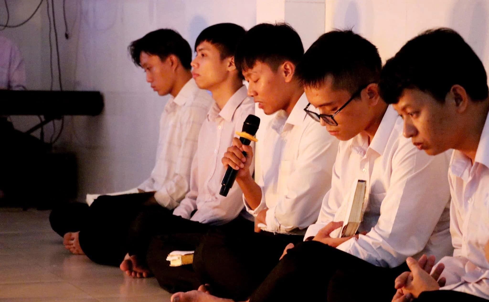 phailamgi_Nếu đã đi tu, thử tưởng tượng 5 năm nữa chúng ta sẽ ra sao nhé!_cv1.jpg