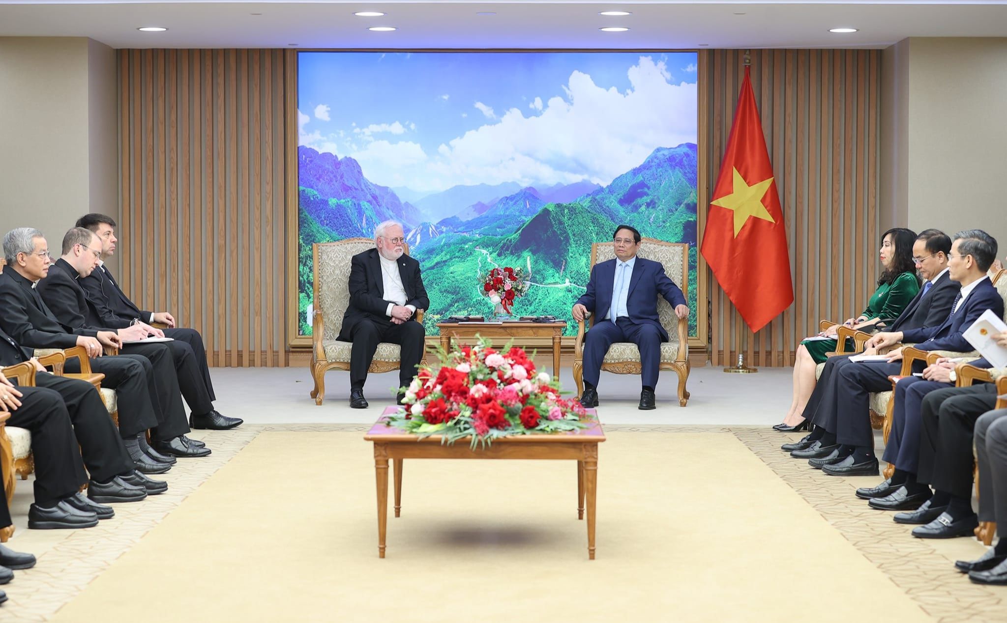 Phailamgi_Ngoại trưởng Tòa Thánh gặp Thủ tướng Phạm Minh Chính_1.jpg