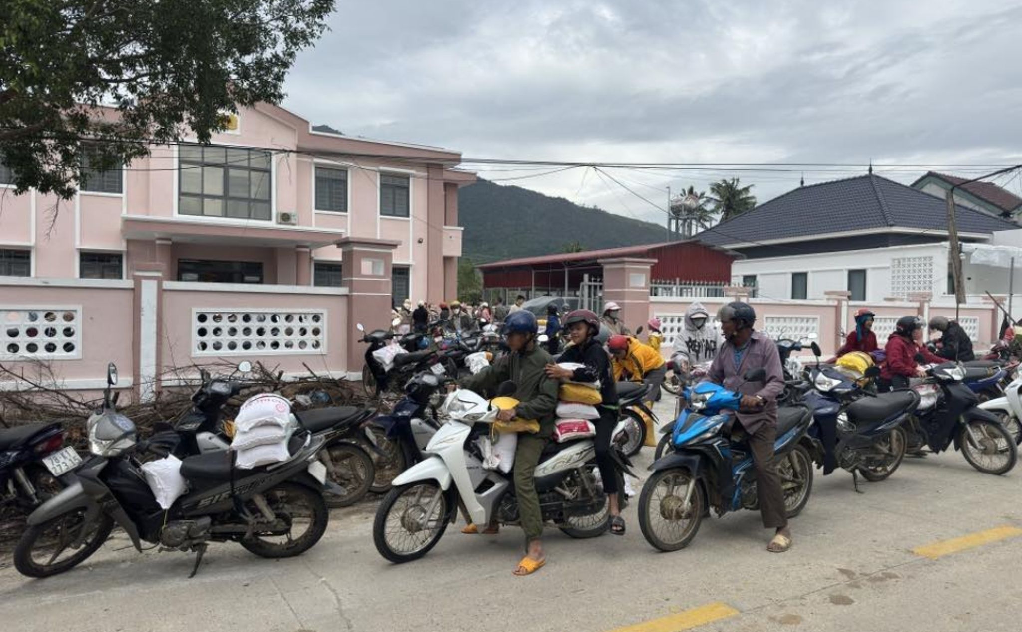 phailamgi_Người nghèo không chỉ là một vấn đề xã hội mà là một trong chúng ta_1.jpg