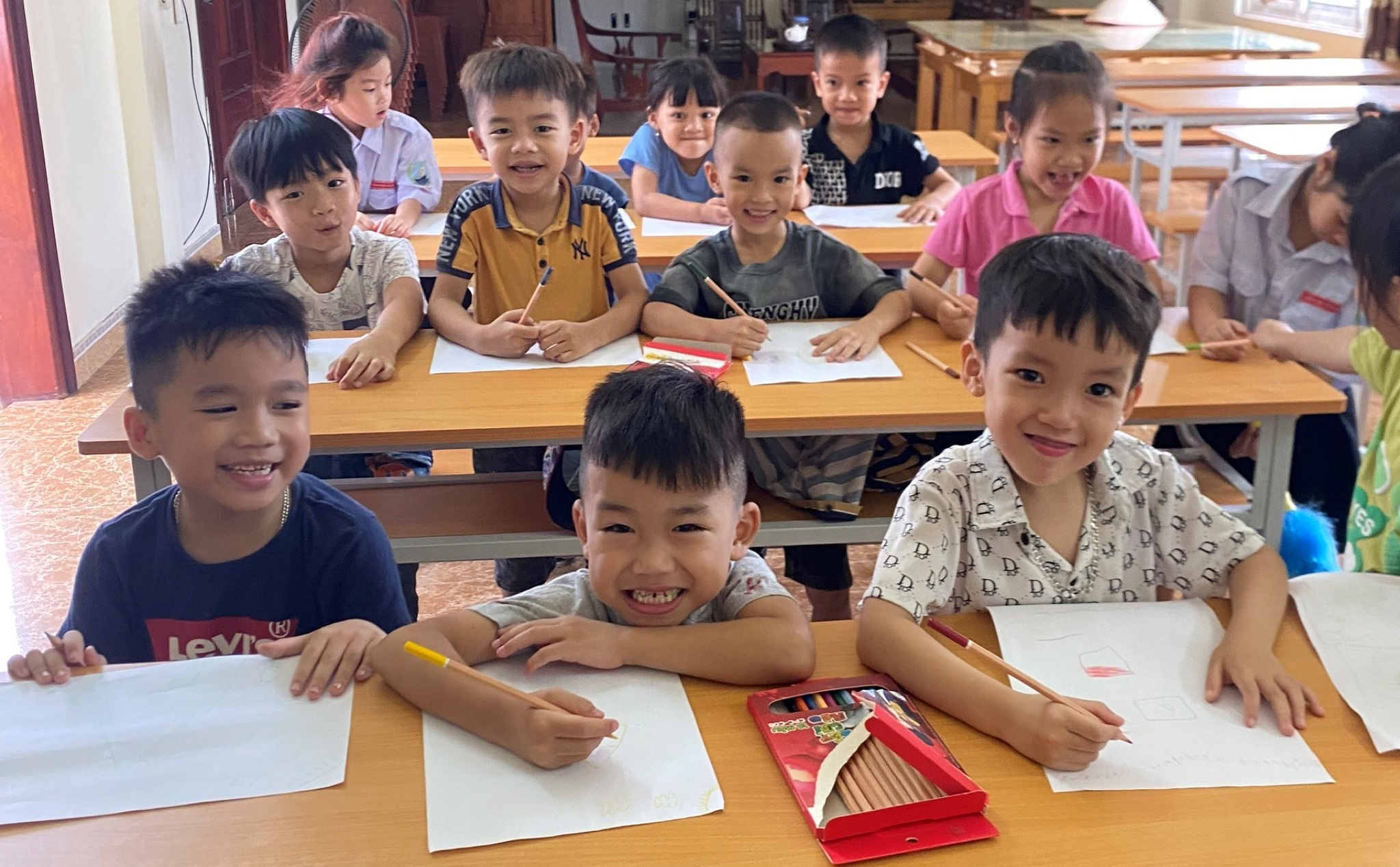 Phailamgi_Niềm vui khi làm cho người khác vui_cv1.jpg