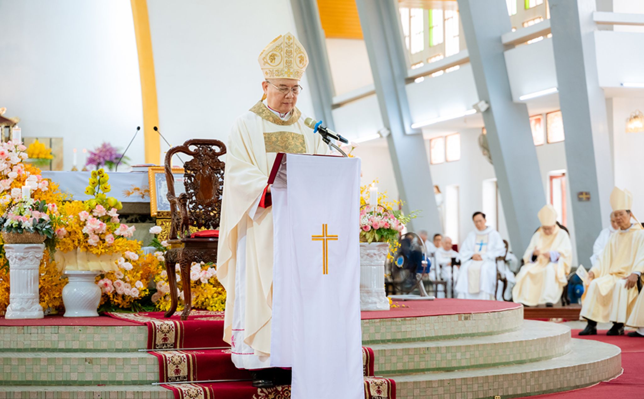 phailamgi_Phân biệt Giám mục giáo phận, Giám mục phó và Giám mục phụ tá_1.jpg