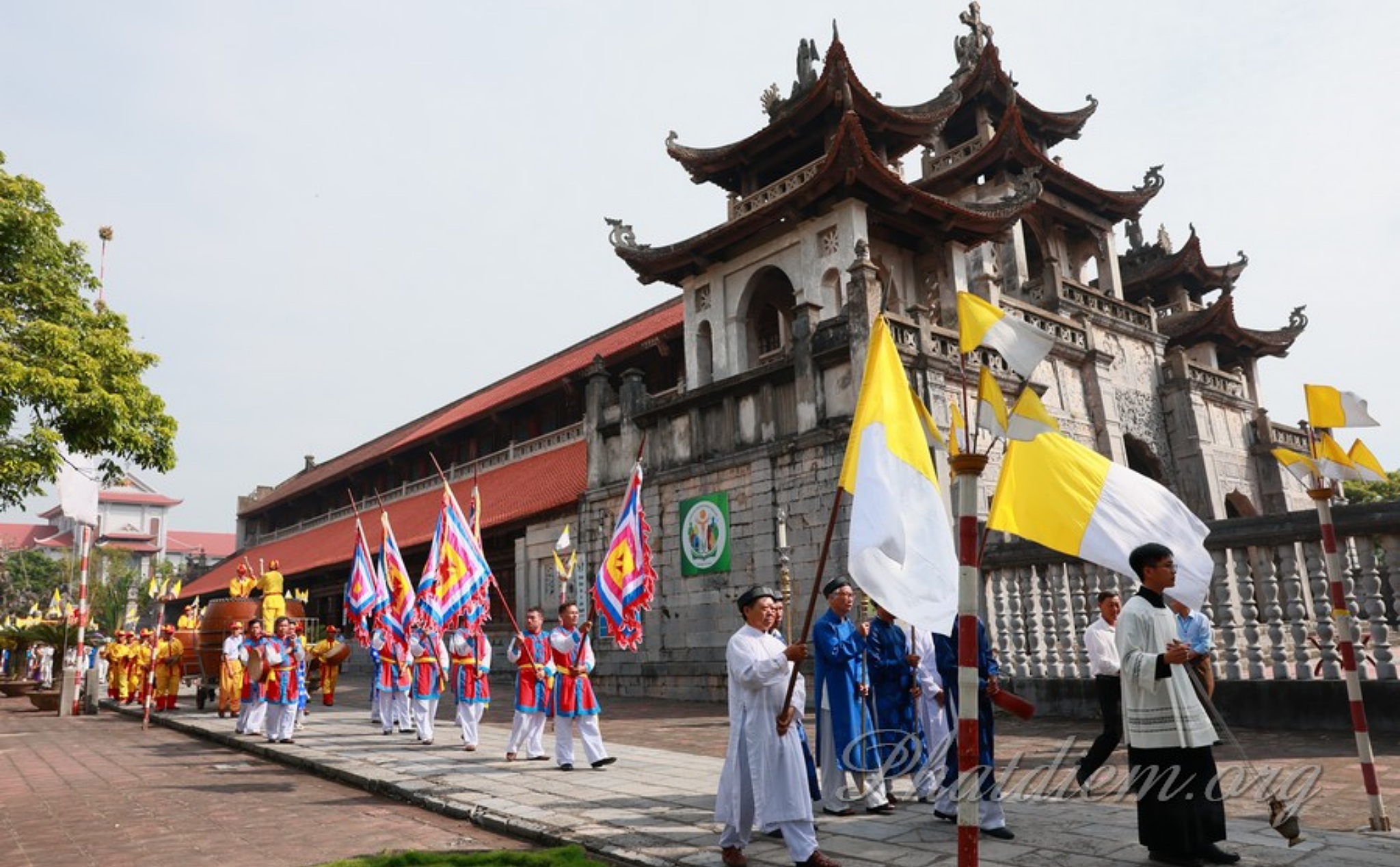 Phailamgi_Phản hồi quan điểm Kitô giáo là ngoại lai, không phù hợp với văn hóa Việt Nam_cv.jpg