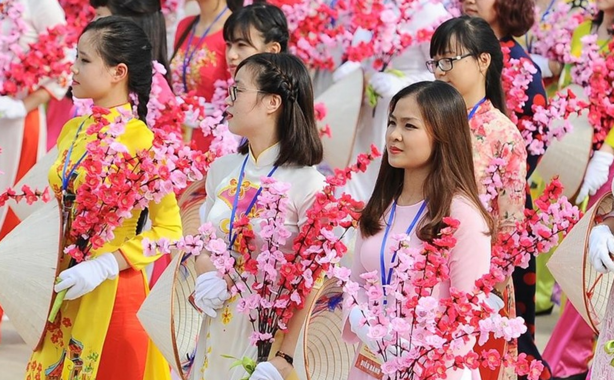 Phailamgi_Phụ nữ Việt Nam Những xót xa thời hiện đại_cv.jpg